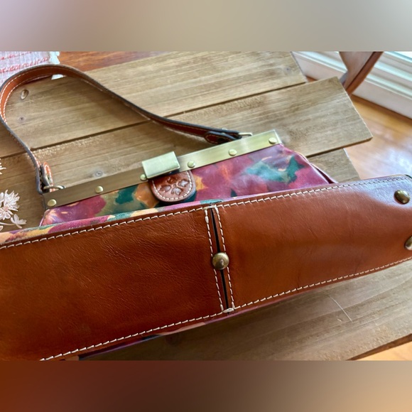 Patricia Nash Ferrara Floral Leather Shoulder Bag with metal clasp - Picture 4 of 16